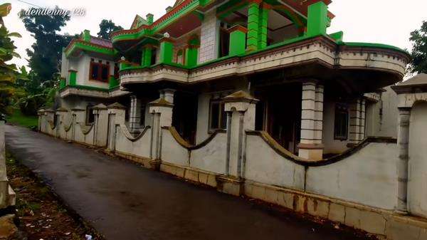Potret rumah-rumah megah tak berpenghuni di desa terpencil di Tegal.