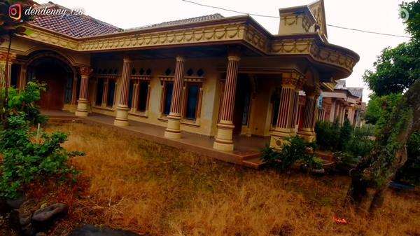 Potret rumah-rumah megah tak berpenghuni di desa terpencil di Tegal.