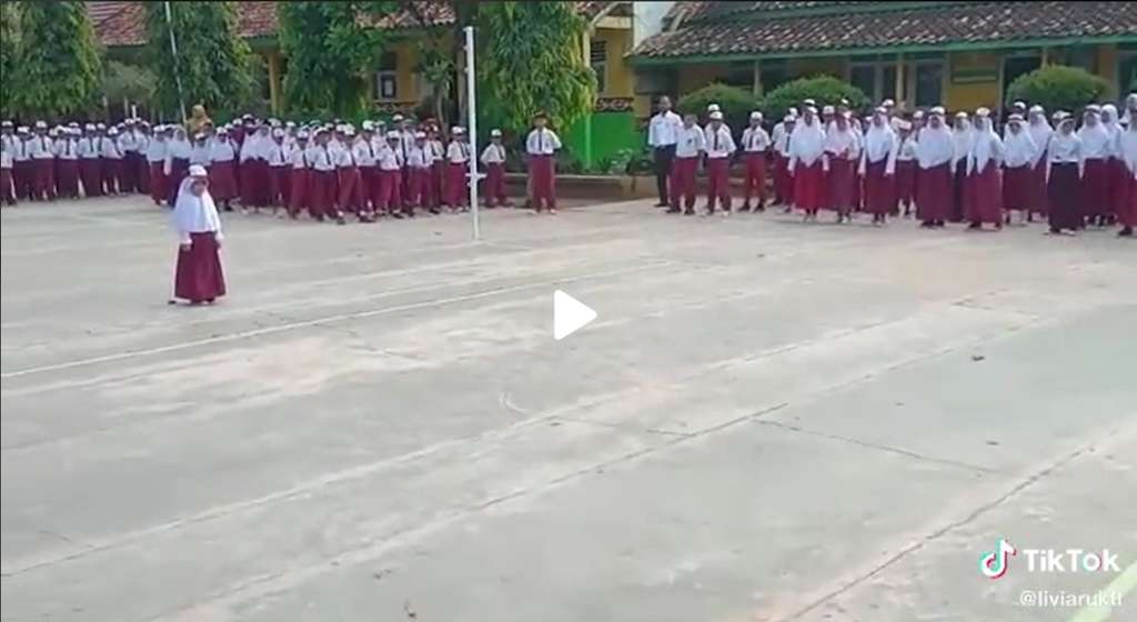 Anak kelas 1 SD pimpin upacara bendera