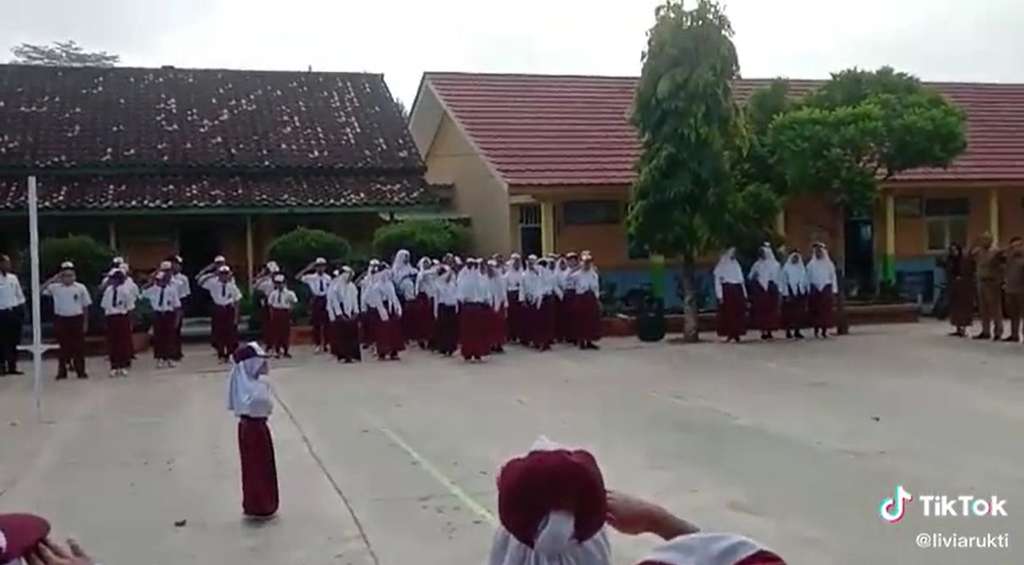 Anak kelas 1 SD pimpin upacara bendera