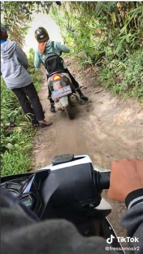 Pemotor lewati jembatan maut