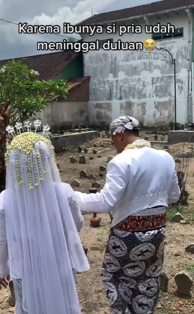 Masih Pakai Baju Pengantin, Pria Ini Sesi Foto di Makam Ibu Usai Menikah