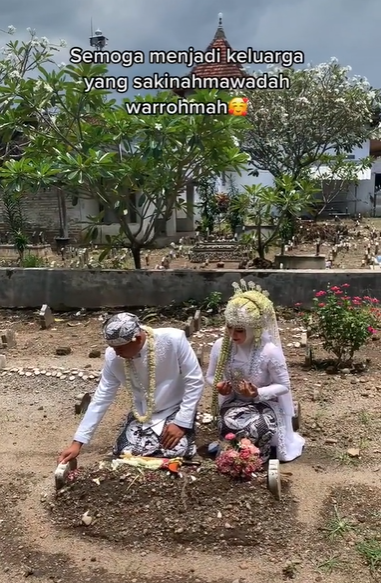 Masih Pakai Baju Pengantin, Pria Ini Sesi Foto di Makam Ibu Usai Menikah
