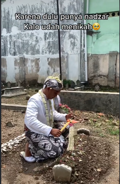 Masih Pakai Baju Pengantin, Pria Ini Sesi Foto di Makam Ibu Usai Menikah