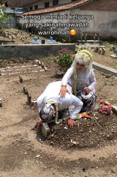 Masih Pakai Baju Pengantin, Pria Ini Sesi Foto di Makam Ibu Usai Menikah