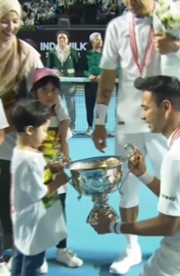 Juarai Tiba-Tiba Tenis, Raffi Ahmad Berikan Piala ke Anak Desta