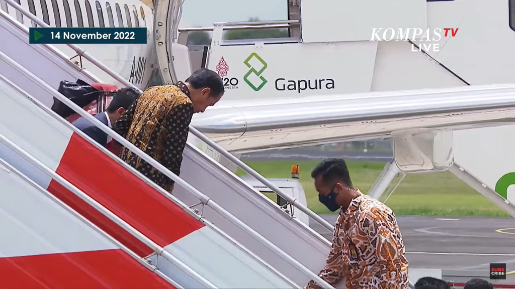 Iriana Jokowi Terpeleset Saat Turun Tangga Pesawat di Bali