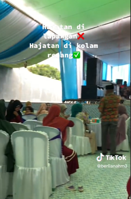 Hajatan Digelar di dalam Kolam Renang