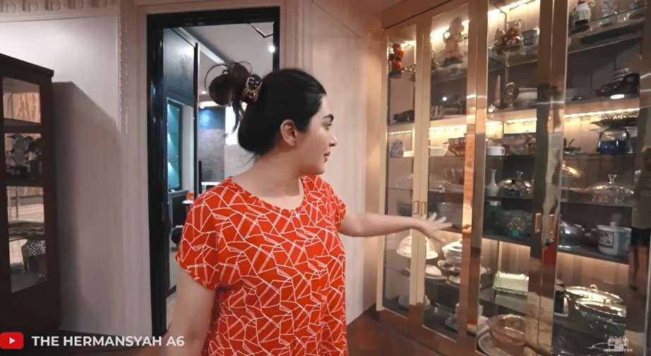 Lemari Koleksi Keramik Lemari Koleksi Keramik