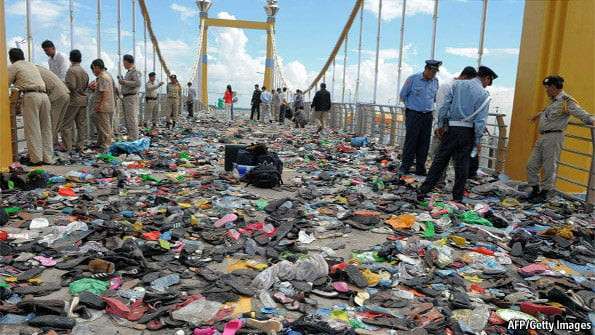 Sandal dan sepatu yang teringgal di atas jembatan pelangi