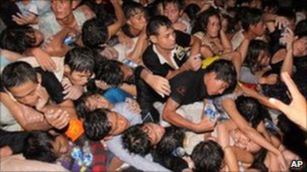 Desak-desakan di atas jembatan pelangi