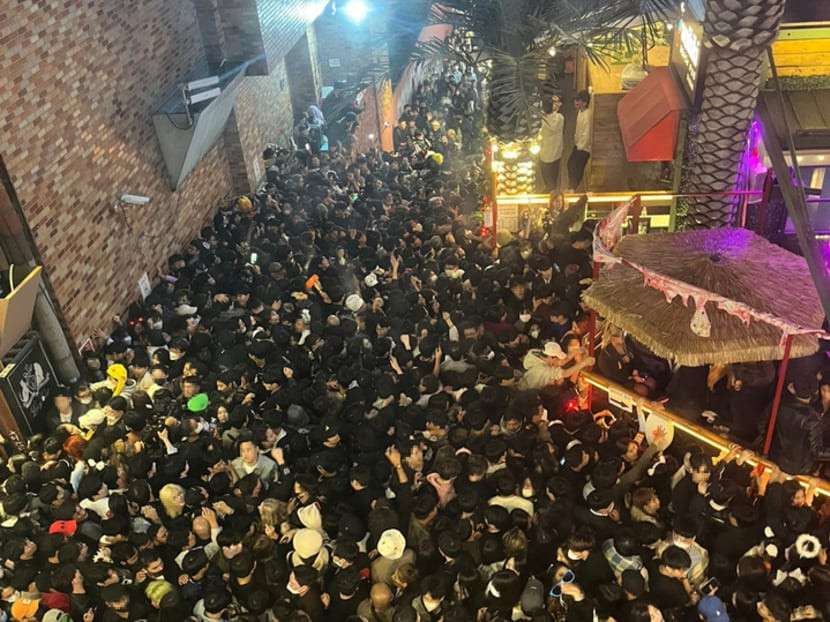 Massa desak-desakan di gang sempit Itaewon