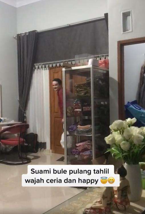 Suami bule senang banget pulang dapat berkat tahlilan.