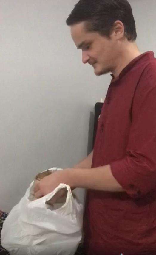 Suami bule senang banget pulang dapat berkat tahlilan.