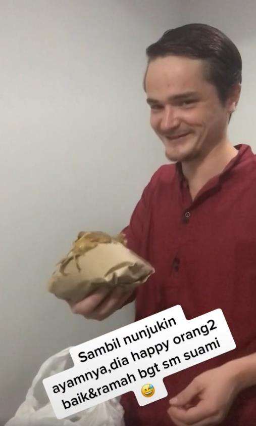 Suami bule senang banget pulang dapat berkat tahlilan.