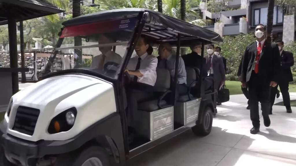 Lepas Jas, Jokowi Mendadak Jadi Sopir di KTT G20 Bali, Kok Bisa?