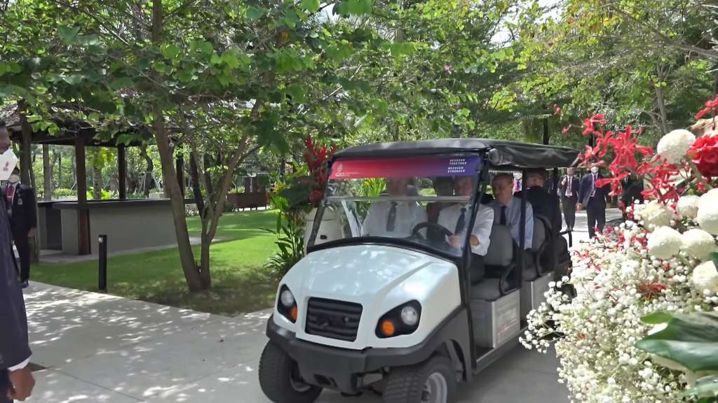 Lepas Jas, Jokowi Mendadak Jadi Sopir di KTT G20 Bali, Kok Bisa?