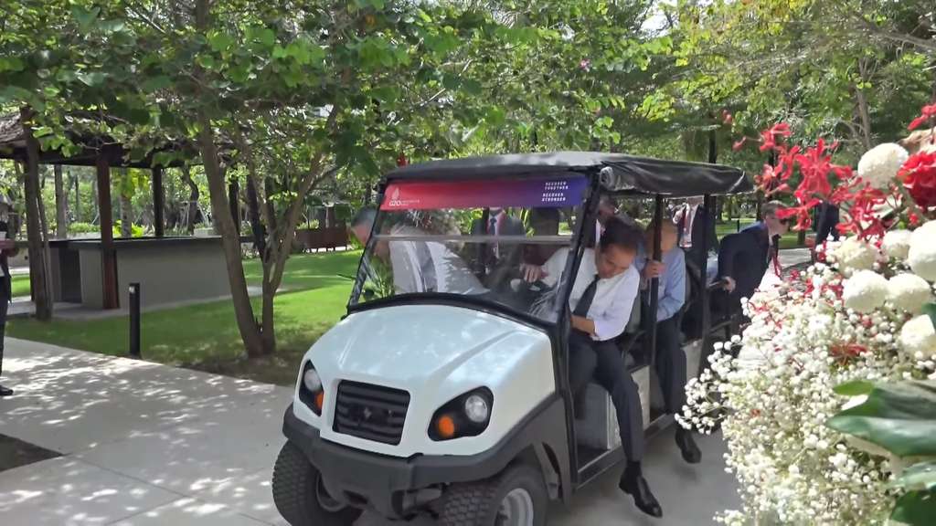 Lepas Jas, Jokowi Mendadak Jadi Sopir di KTT G20 Bali, Kok Bisa?