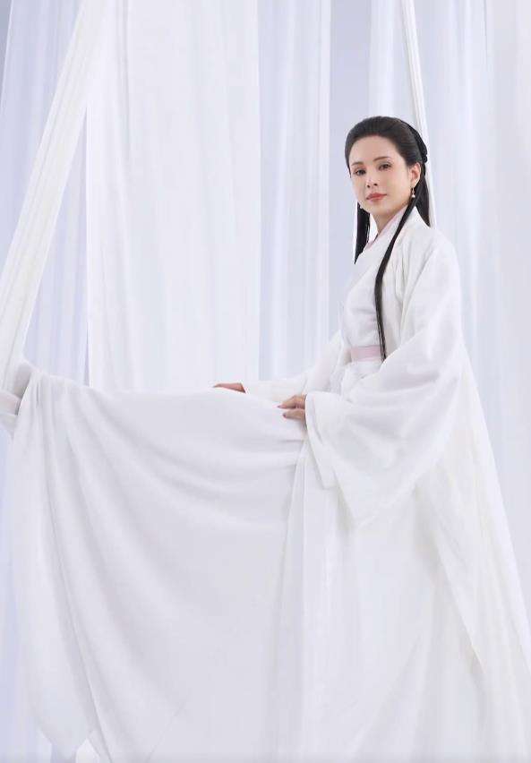 Sudah 27 tahun berlalu, pemeran Bibi Lung di Return of The Condor Heroes ini seolah menolak tua.