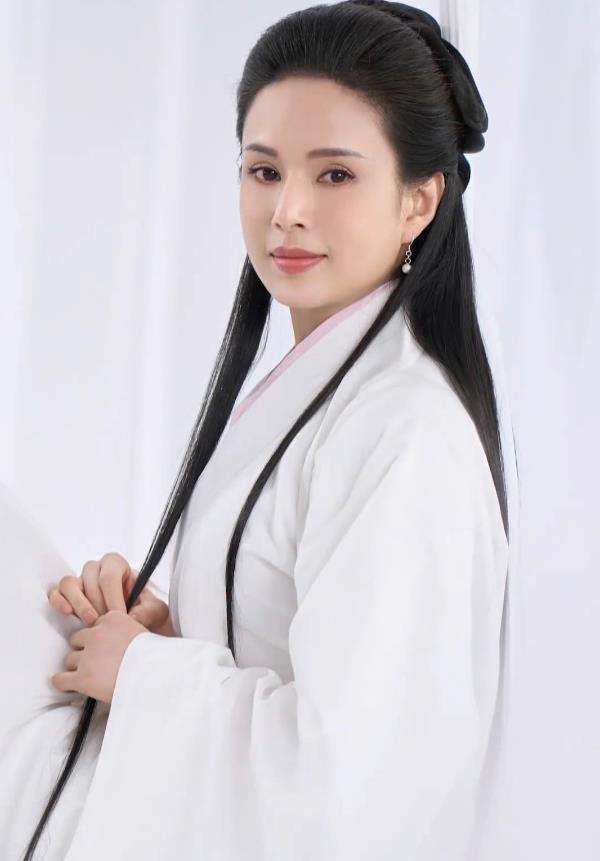 Sudah 27 tahun berlalu, pemeran Bibi Lung di Return of The Condor Heroes ini seolah menolak tua.