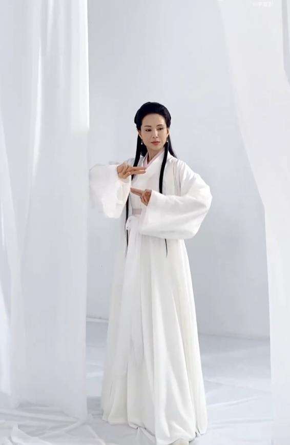 Sudah 27 tahun berlalu, pemeran Bibi Lung di Return of The Condor Heroes ini seolah menolak tua.