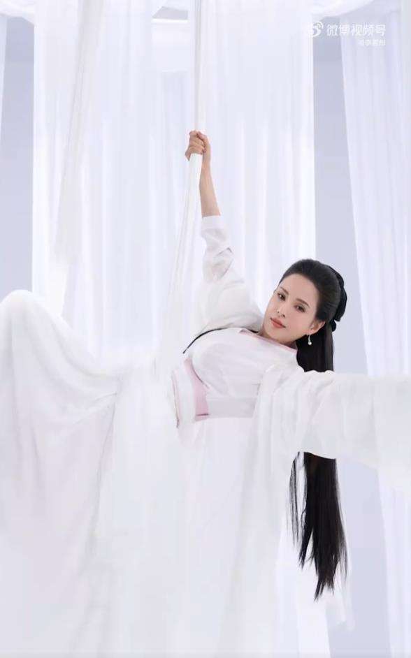 Sudah 27 tahun berlalu, pemeran Bibi Lung di Return of The Condor Heroes ini seolah menolak tua.