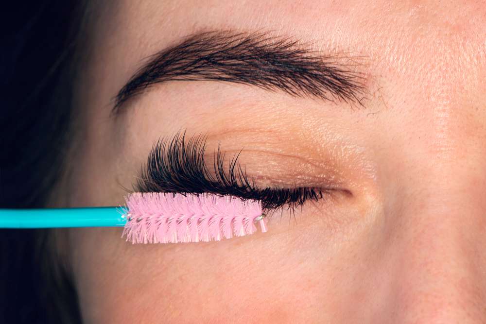 Menyisir Eyelash Extension