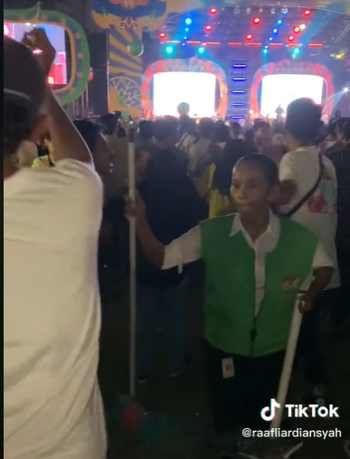 Nyapu Sambil Joget di Depan Panggung Konser, Aksi Petugas Kebersihan Ini Curi Perhatian
