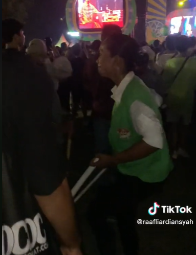 Nyapu Sambil Joget di Depan Panggung Konser, Aksi Petugas Kebersihan Ini Curi Perhatian