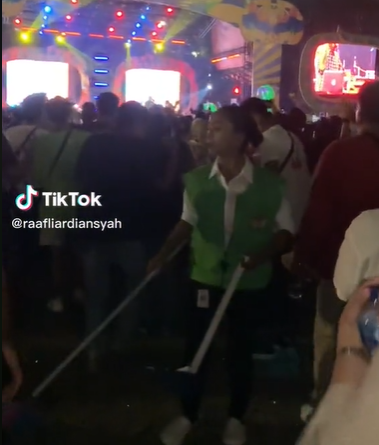 Nyapu Sambil Joget di Depan Panggung Konser, Aksi Petugas Kebersihan Ini Curi Perhatian