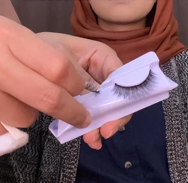 Mengambil Bulu Mata Palsu