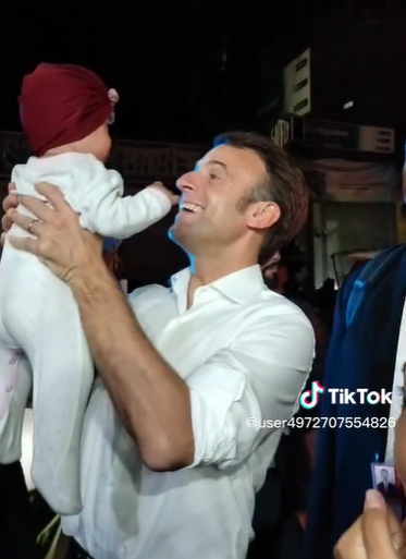Emmanuel Macron gendong bayi
