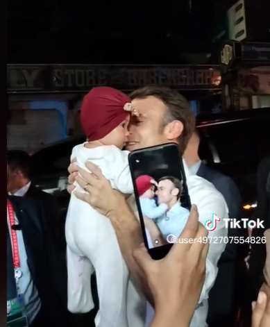 Emmanuel Macron gendong bayi