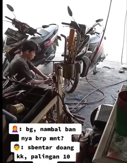 Tambal Ban Motor, Wanita Ini Nyalakan Stopwatch Pastikan Abangnya Selesai 10 Menit