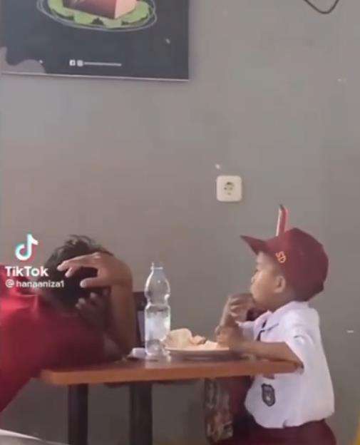 Ayah pura-pura tidur saat temani anak makan ayam goreng.