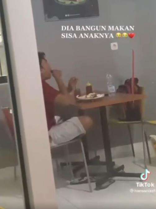 Ayah pura-pura tidur saat temani anak makan ayam goreng.