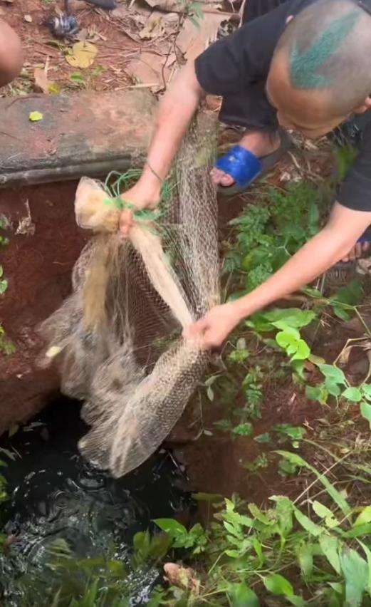 Cerita horor mancing ikan pakai jala di sumur tua Jakarta.