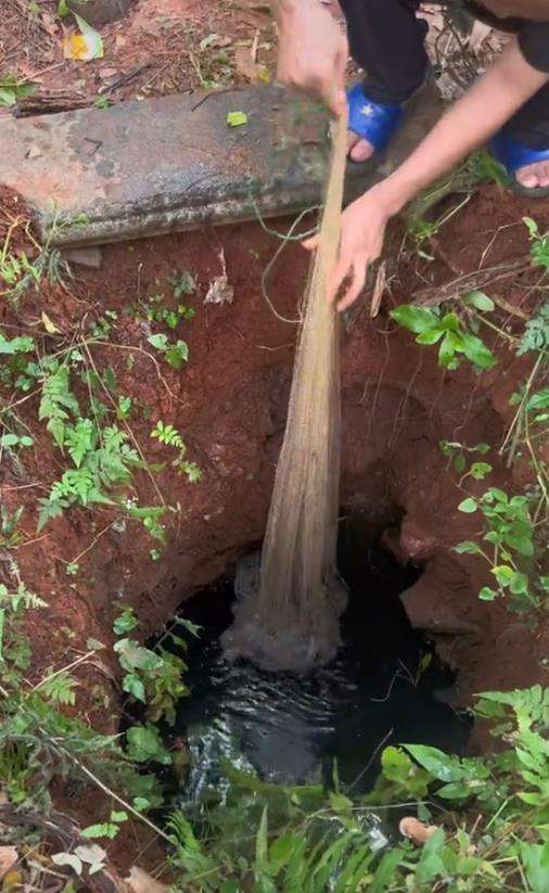 Cerita horor mancing ikan pakai jala di sumur tua Jakarta.