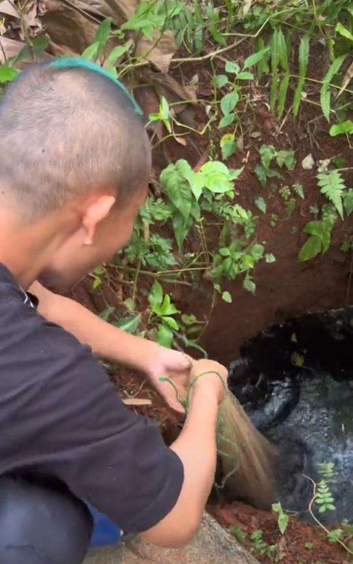 Cerita horor mancing ikan pakai jala di sumur tua Jakarta.