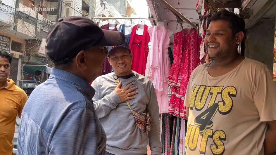 Lagi bikin konten street food di India, YouTuber Indonesi didatang preman pasar.