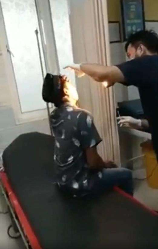 Dikira bersihkan hidung, ternyata keluarkan lintah hidup.