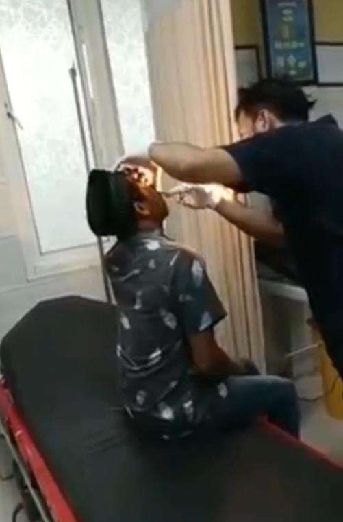 Dikira bersihkan hidung, ternyata keluarkan lintah hidup.