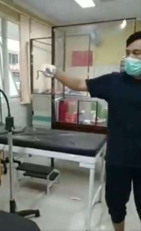 Dikira bersihkan hidung, ternyata keluarkan lintah hidup.