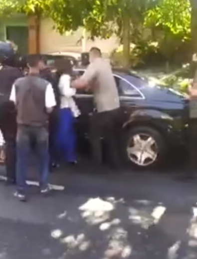 Viral Wanita Bali Terobos Paspampres Demi Kaus dan Salaman dengan Jokowi di Mobil