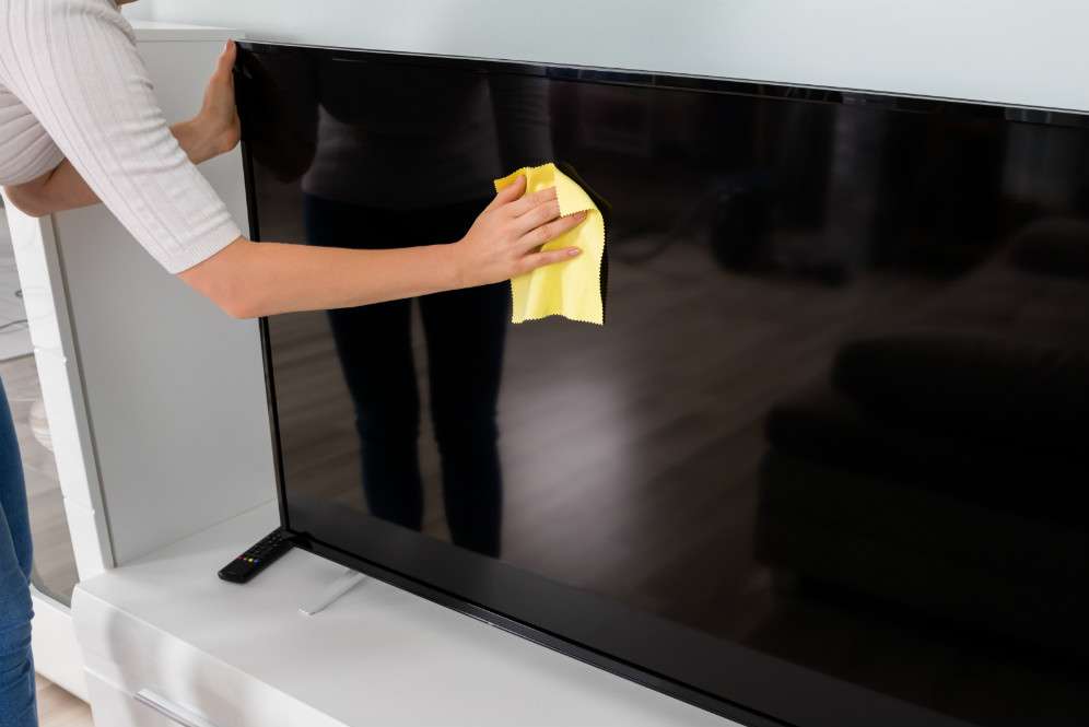 Membersihkan layar televisi