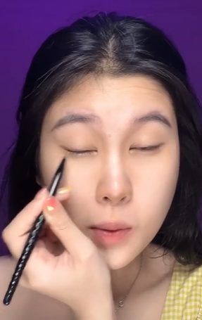 Membuat Smudged Eyeliner