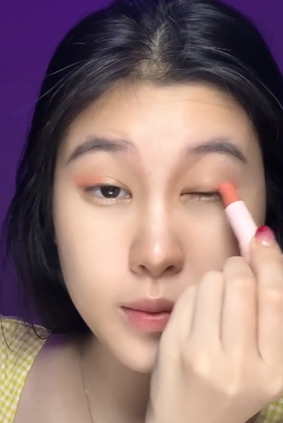 Memakai Blush di Mata