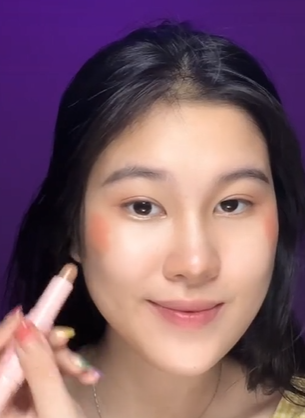 Memakai Blush dan Kontur