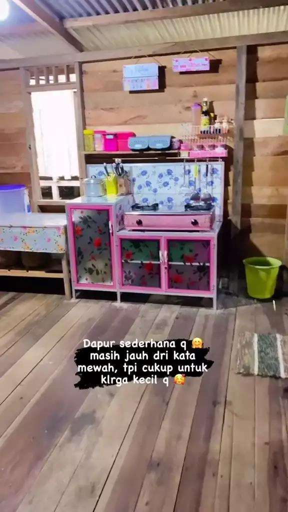 Desain dapur sederhana bertema Hello Kitty.