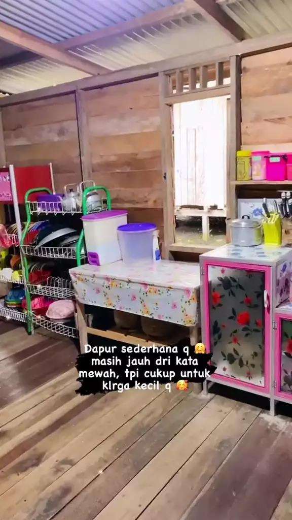 Desain dapur sederhana bertema Hello Kitty.
